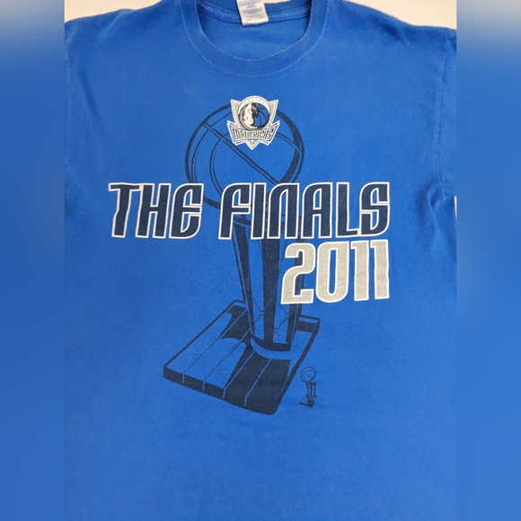 Dallas Mavericks 2011 Vintage Finals Tee  W/Roster Dirk Nowitzki  & Jason Kid - Picture 8 of 9